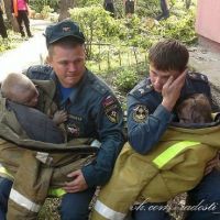 Вот герои... вроде мелочь а надо всем равняться, помощь это в наши времена героизм, народ помни что все мы сыновья и дочери нашей планеты Земля, надо помогать друг другу НЕ ПРОХОДИТЕ МИМО нуждающихся.