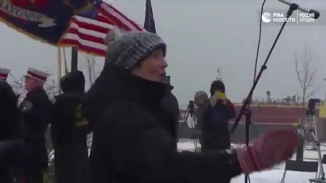 МыЗаБуДущее.РФ ЖИТЕЛИ НЬЮ-ЙОРКА, ПОЛИЦИЯ И ПОЖАРНЫЕ ГОРОДА ИСПОЛНИЛИ ГИМН РОССИИ В ПАМЯТЬ О ЖЕР.mp4